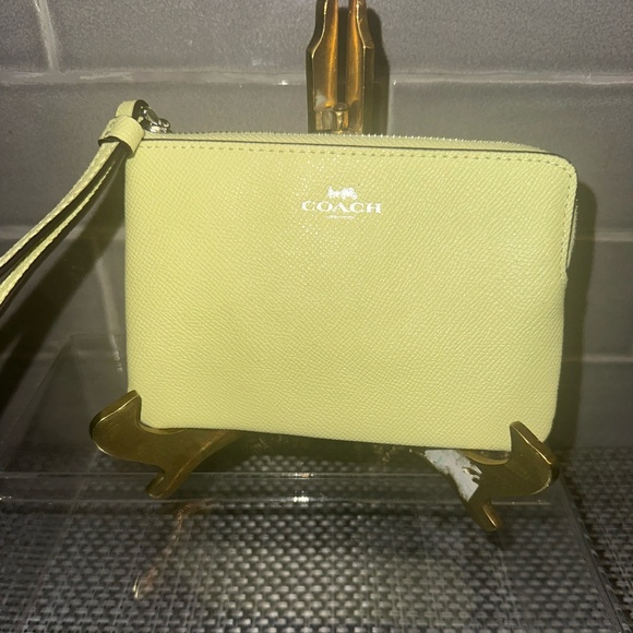 Coach Pale Lime Green Wristlet ~ New with Tags ~ 58032 - Picture 2 of 8